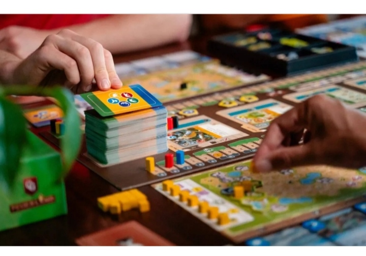 بازی کارتی روی میز 